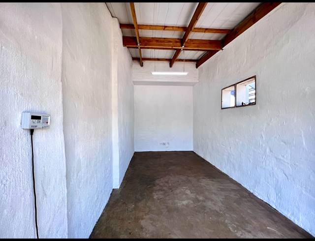 12M² BUSINESS TO LET IN WILLOW PARK MANOR